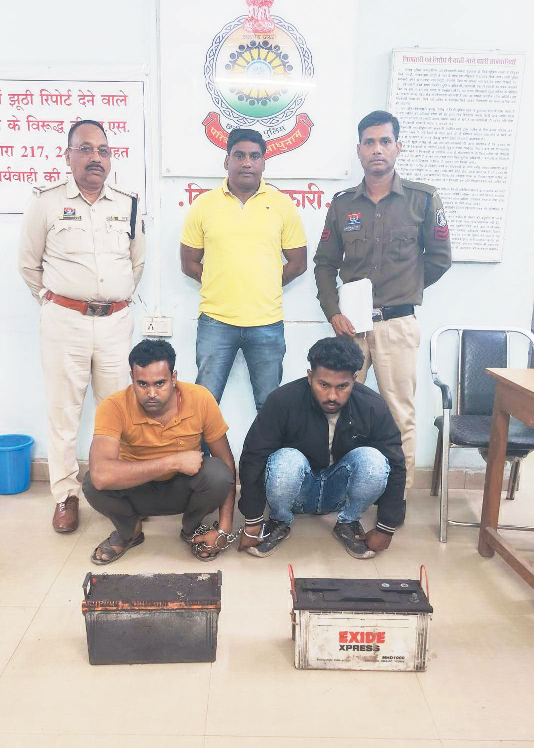 ट्रेलर से बैटरी चोरी, दो गिरफ्तार