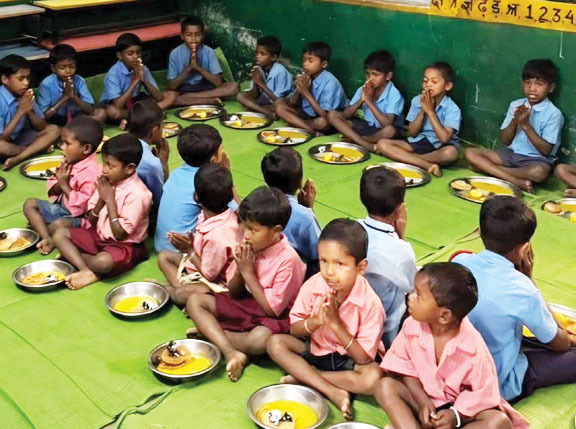 पूर्व भाजपा जिलाध्यक्ष अरोरा ने स्कूली बच्चों संग मनाया जन्मदिन, न्योता भोज भी