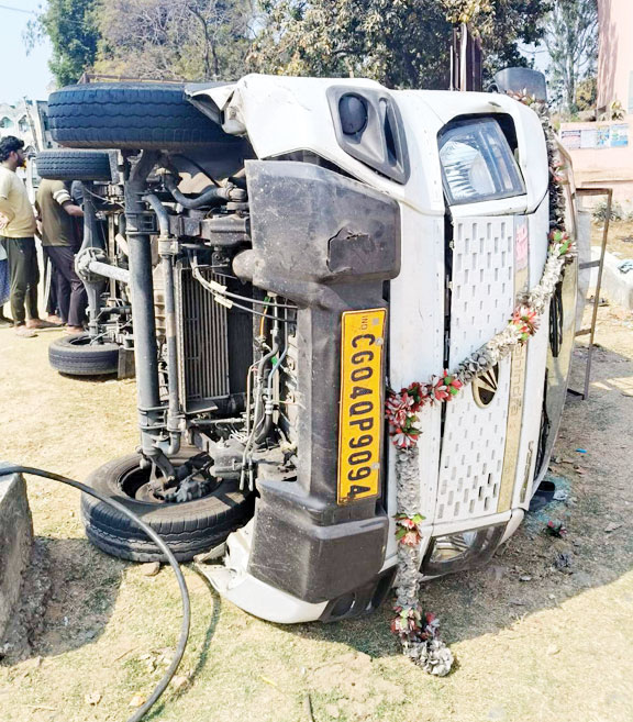 मोड़ पर बेकाबू पिकअप पलटी, बड़ा हादसा टला