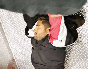 ट्रेन की चपेट में दोनों पैर कटे, हालत स्थिर