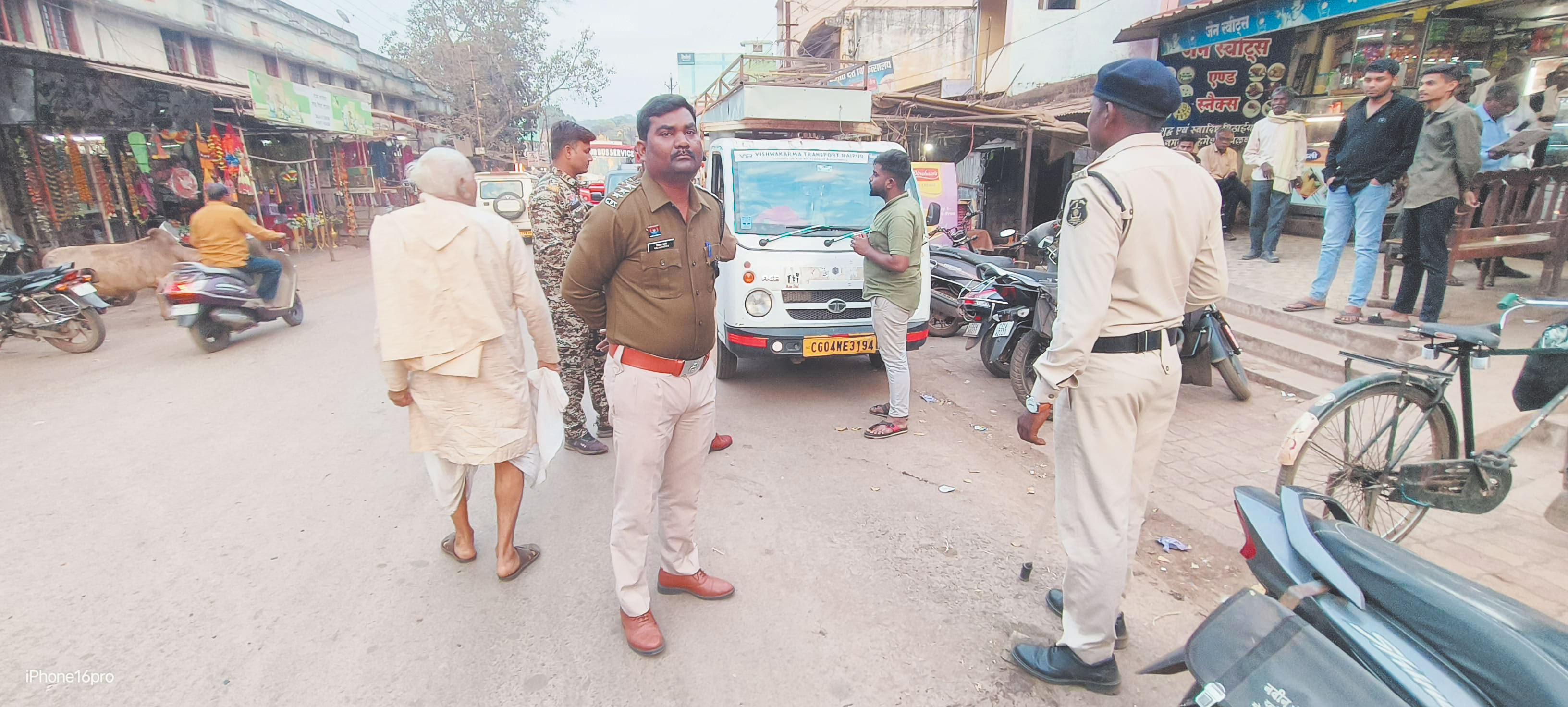  मुख्य मार्ग के नो पार्किंग क्षेत्र में खड़े वाहनों पर जुर्माना