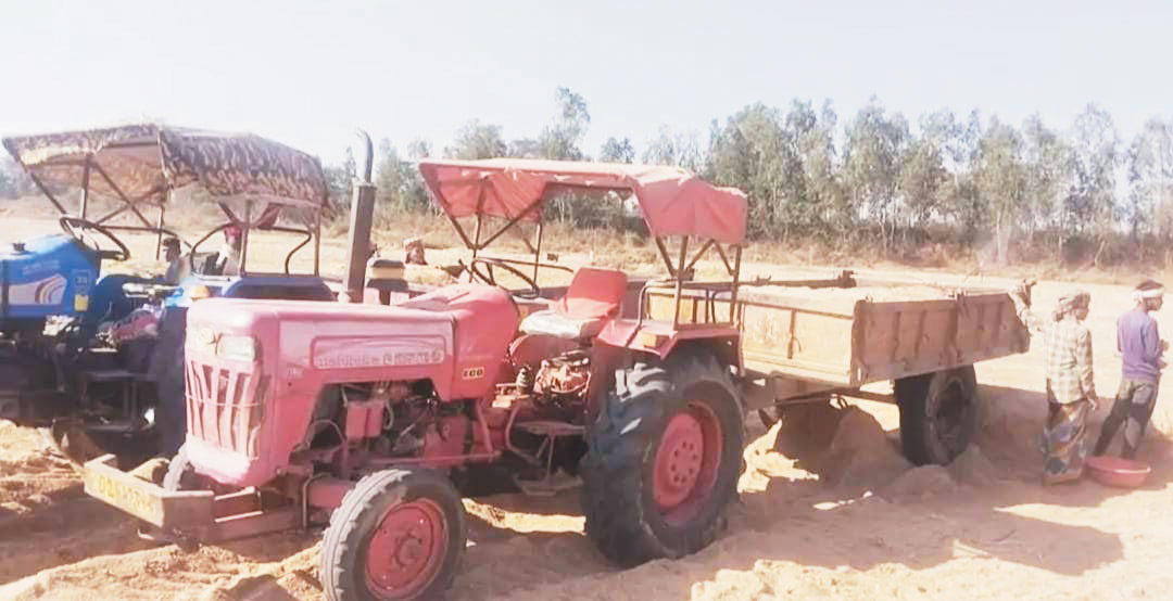 बगैर रॉयल्टी-पिट पास के जोंक नदी से रेत के अवैध खनन-परिवहन के आरोप