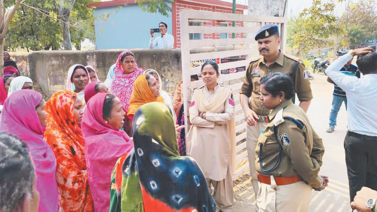 तालाब और श्मशान भूमि पर ट्रांसपोर्ट नगर बनाने का विरोध, कलेक्टोरेट पहुंचे ग्रामीण