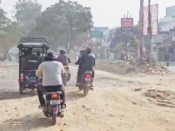 सिमगा-बलौदाबाजार मार्ग पर धूल से परेशानी