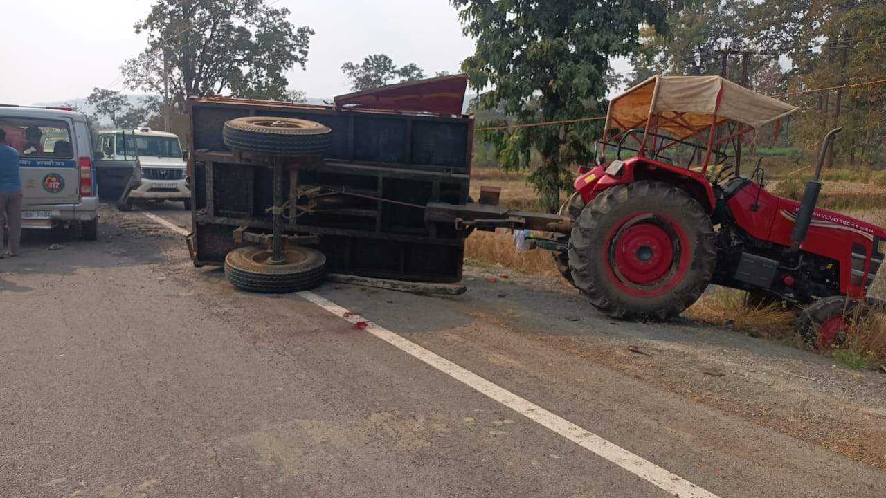 छठी कार्यक्रम में जा रहे ट्रैक्टर को ट्रक ने मारी टक्कर, एक महिला की मौत