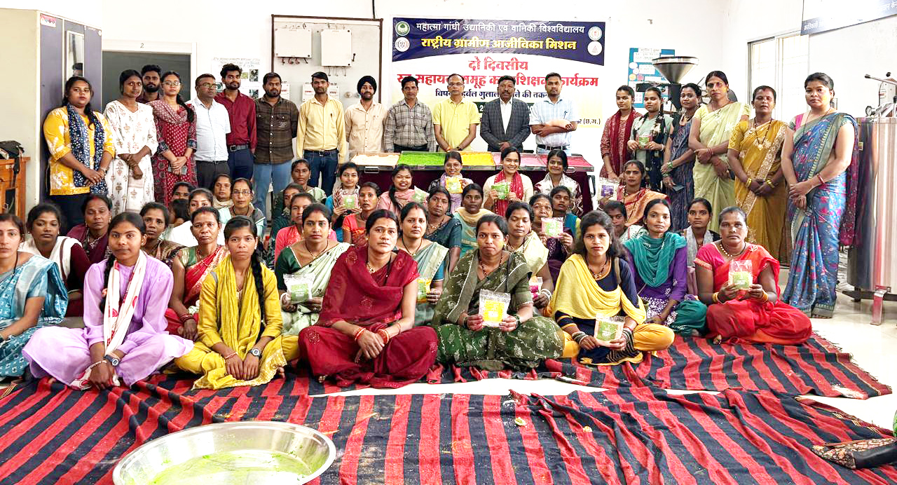 हर्बल गुलाल प्रशिक्षण से महिला स्वावलंबन को मिला नया आयाम