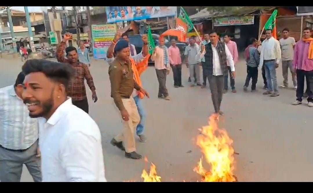 भाजपा किसान मोर्चा ने राहुल का पुतला फूंका