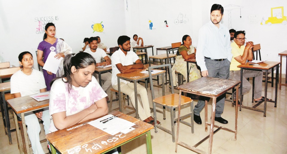 सीजी पीएससी : कलेक्टर ने किया परीक्षा केन्द्रों का निरीक्षण