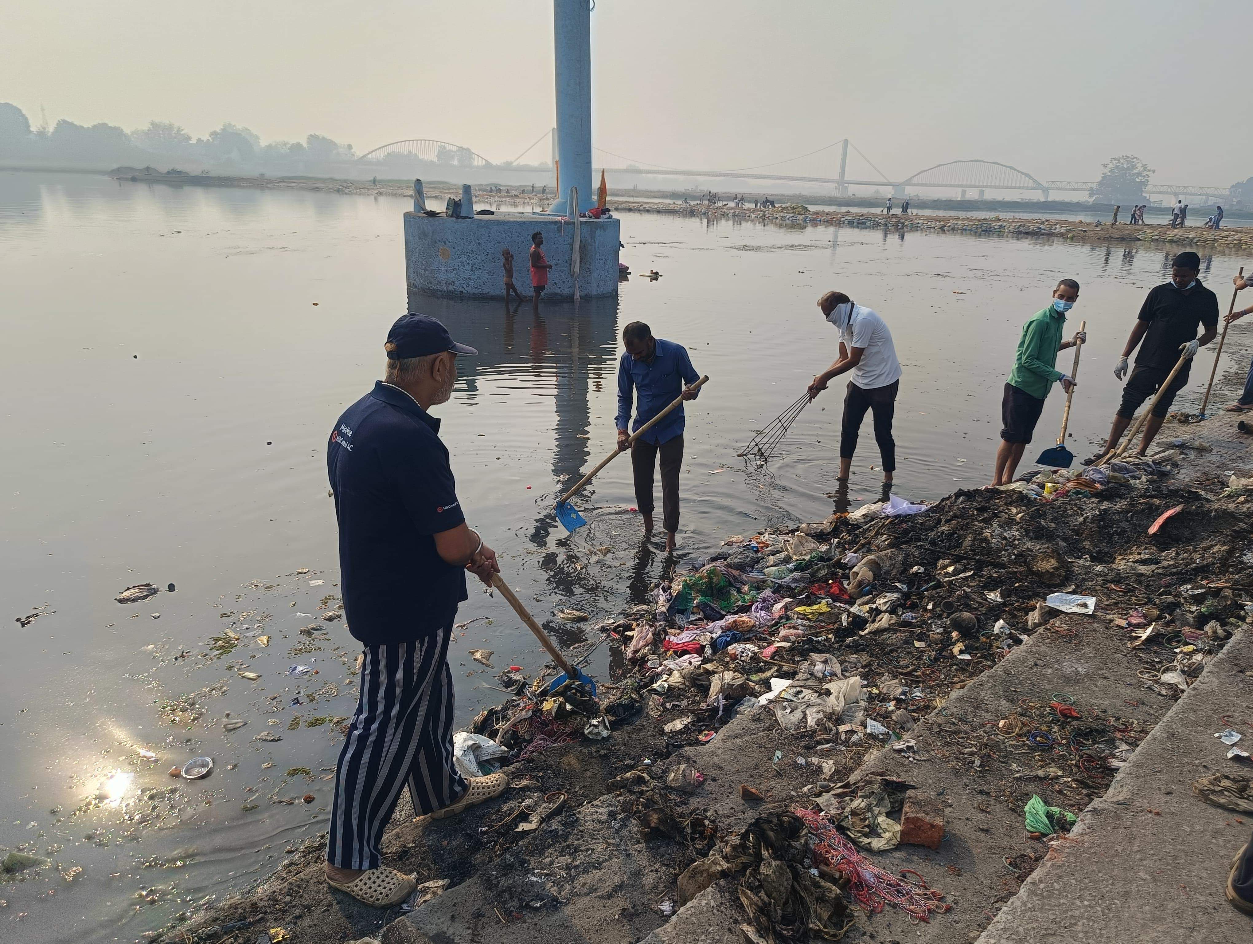 संत निरंकारी मिशन ने नेहरू घाट पर चलाया स्वच्छता अभियान