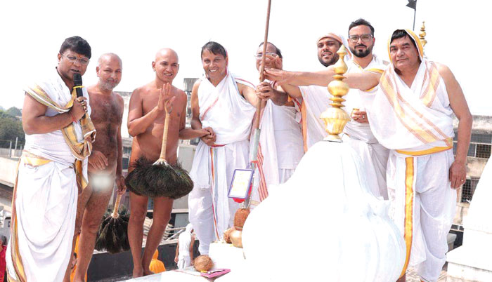 श्री मल्लिनाथ भगवान का मोक्ष कल्याणक एवं मानस्तंभ पर पंचामृत अभिषेक किया गया