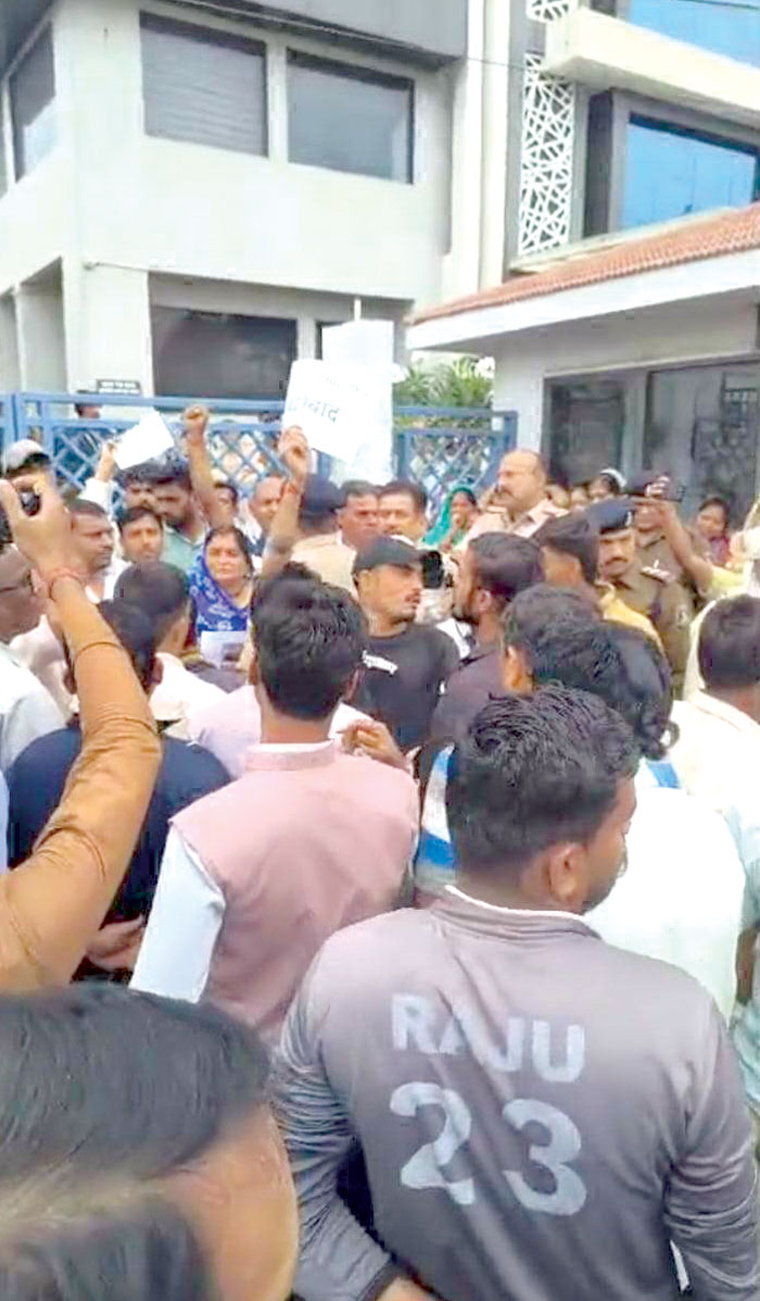 18 लाख खर्च के बाद भी मरीज की मौत, शव देने बकाया बिल का विवाद, परिजनों का हंगामा