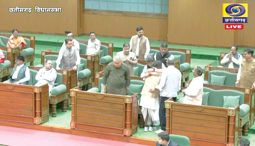 कवासी को अजय-किरण ने गले लगाया