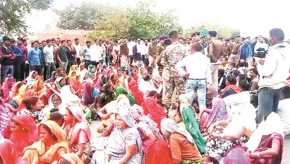 बैंक की नवीन शाखा खोलने की मांग को लेकर चक्काजाम