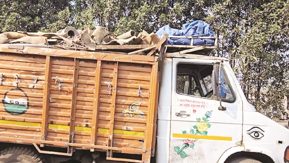 दो गाडिय़ों से कबाड़ जब्त