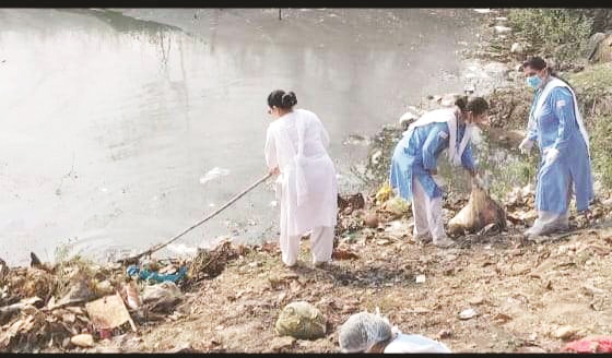 संत निरंकारी मिशन के सेवादारों ने की तालाब की सफाई, स्वच्छता का संदेश  