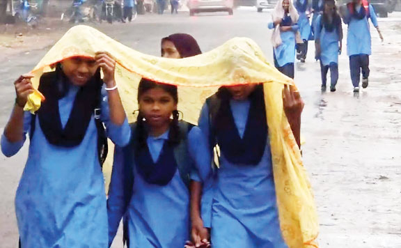 मौसम ने ली करवट, दोपहर में रिमझिम बारिश, ठंडक बढ़ी