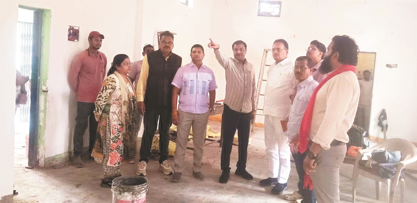महापौर ने किया निर्माणाधीन मॉडल क्लास निरीक्षण