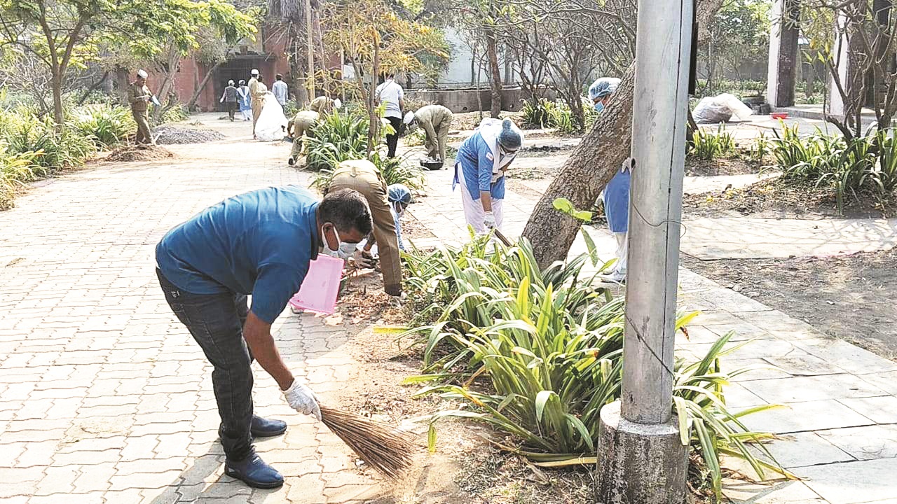 मुक्तिधाम लखोली में चला साफ-सफाई