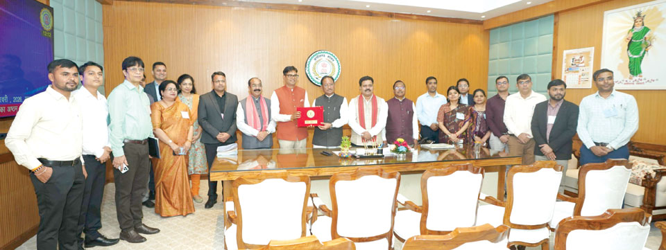 बजट तैयार करने वाले अफसरों के साथ सीएम का ग्रुप फोटो