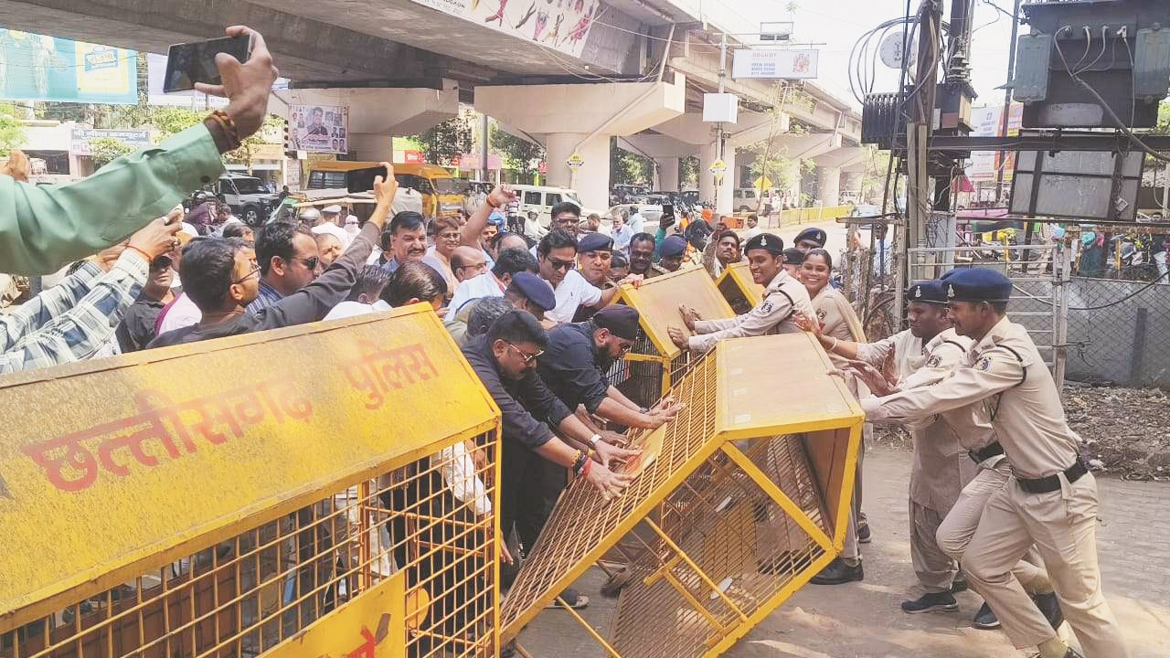 मंडी के डाकघर के स्थानांतरण के विरोध में पोस्ट ऑफिस का घेराव