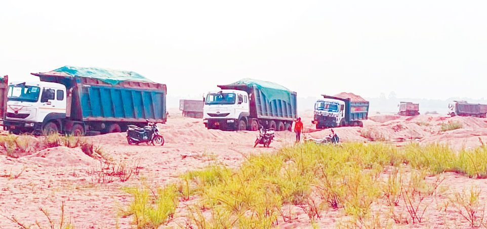 अवैध रेत खनन-परिवहन और ओवरलोडिंग, हादसे की आशंका