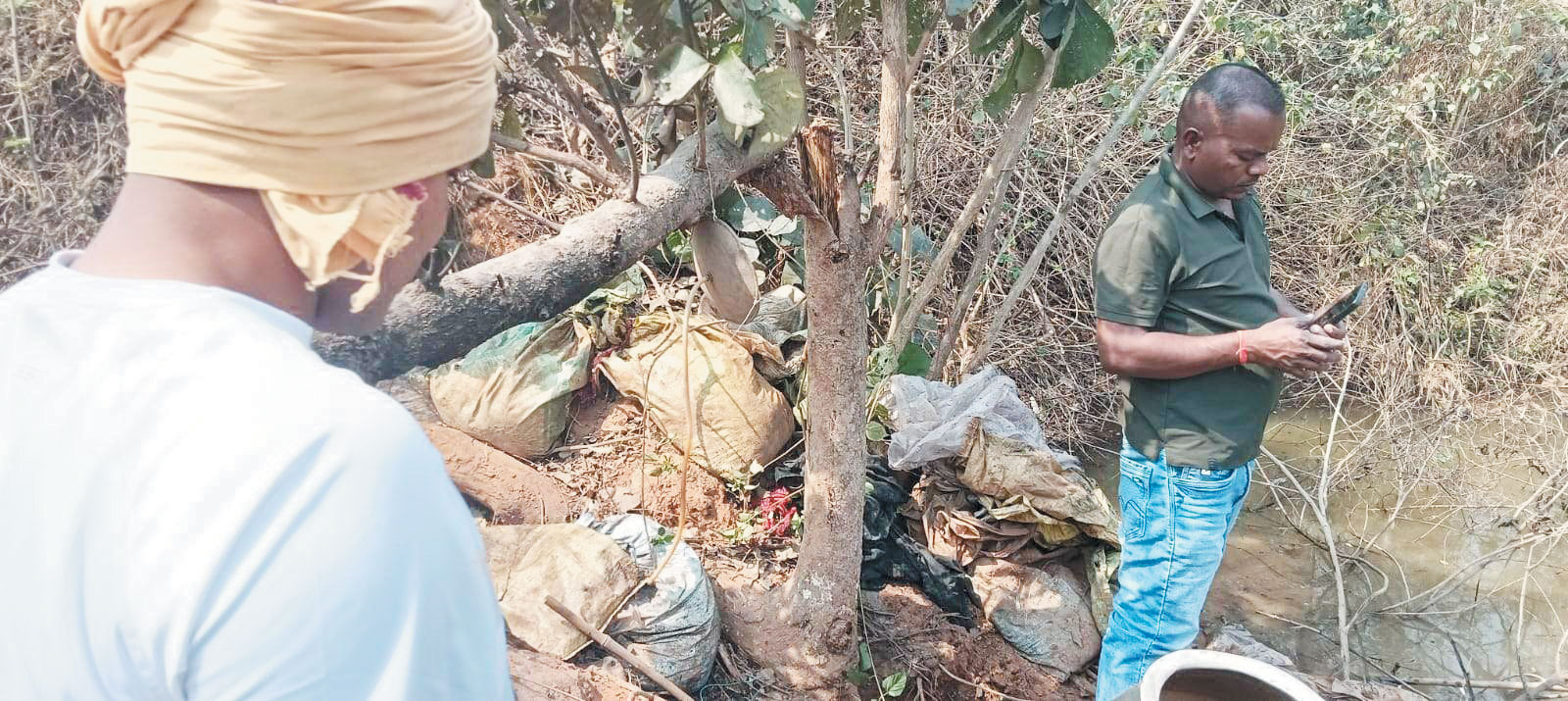 जंगल में बनाई जा रही अवैध  महुआ शराब की भठ्ठी नष्ट