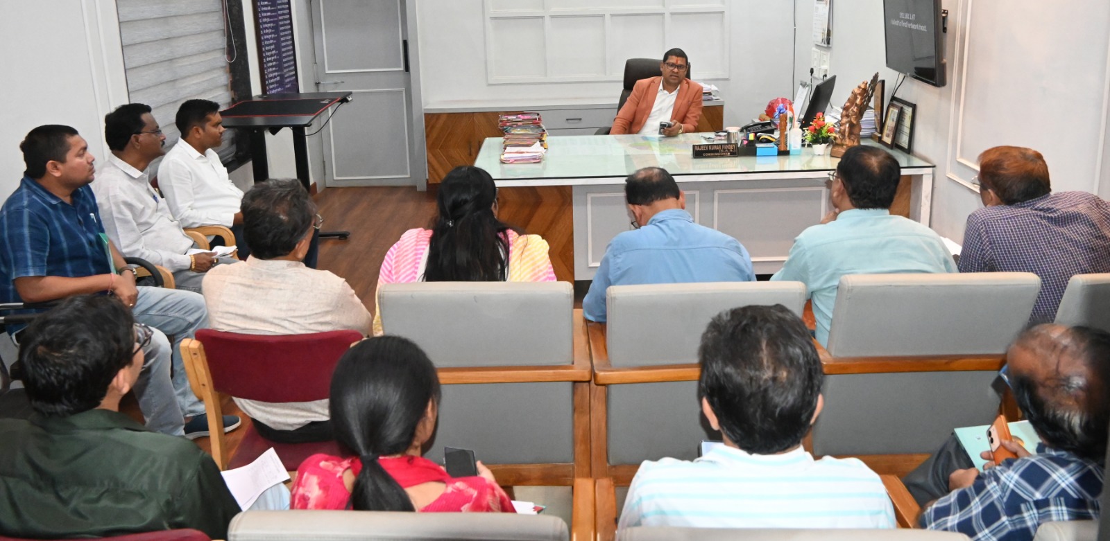 निगम आयुक्त ने ली समीक्षा बैठक, ई-ऑफिस और आधार अटेंडेंस पर जोर