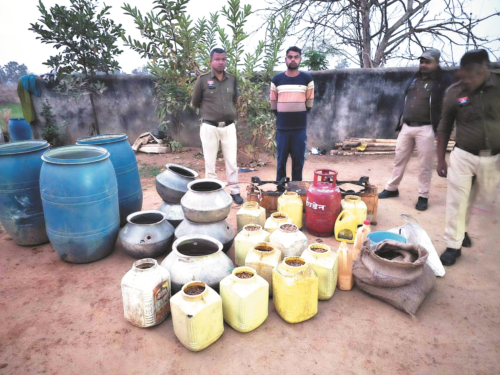 कई जगह छापे,  शराब जब्त, कई पकड़ाए