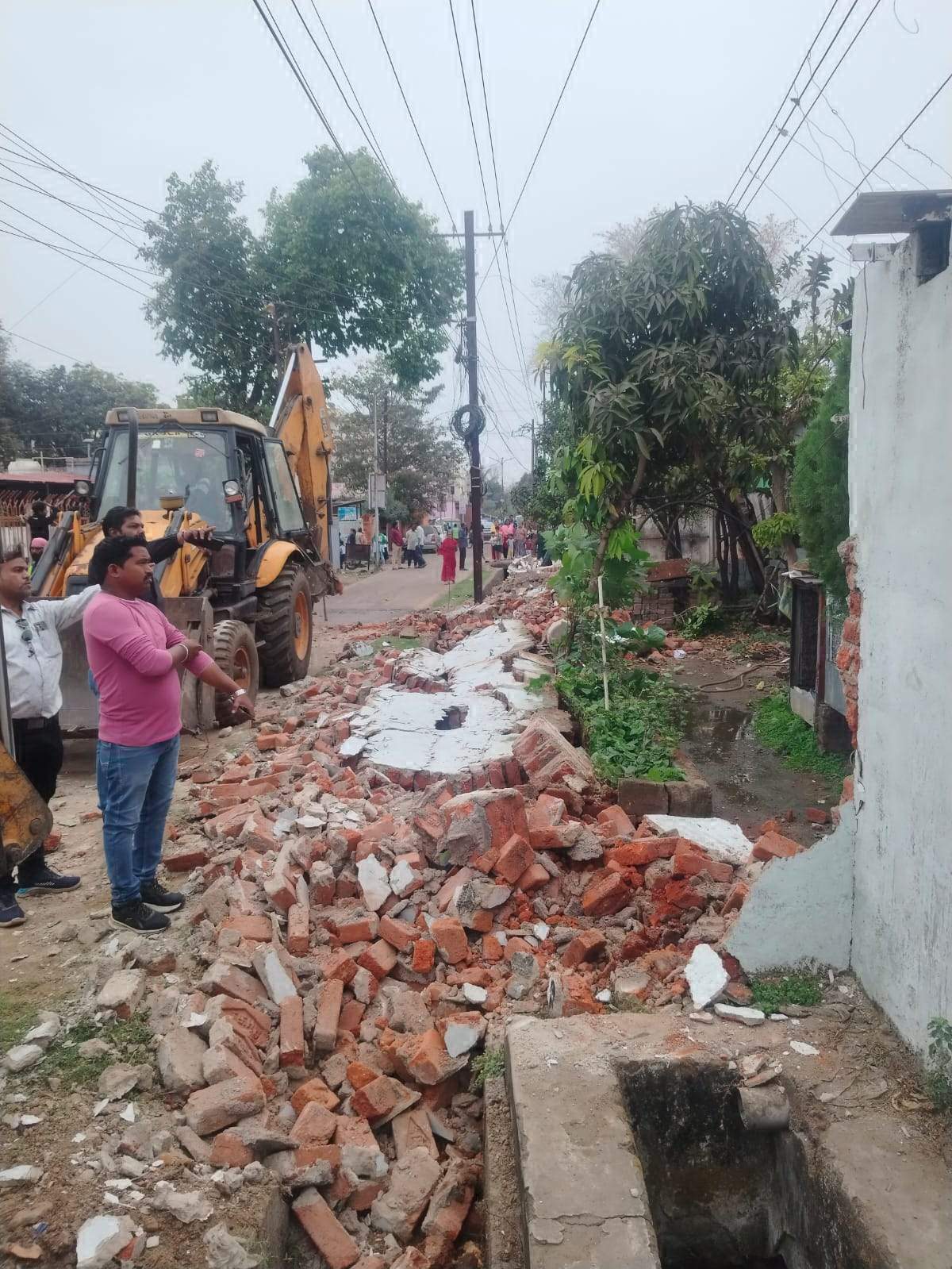 सीवर लाईन में बाधित  अवैध कब्जे हटाए