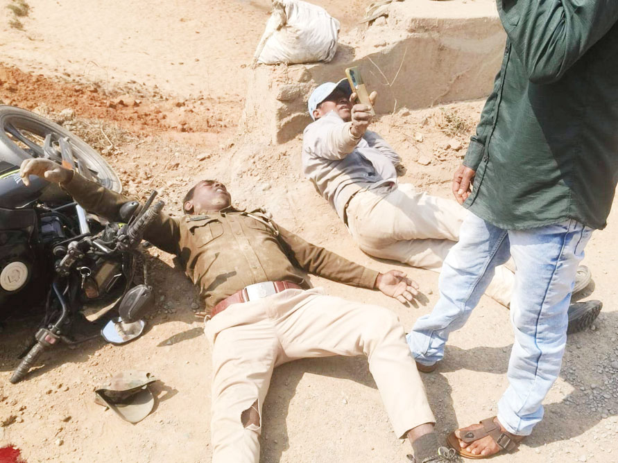 ट्रेलर की टक्कर से दो वन कर्मी घायल, चालक फरार