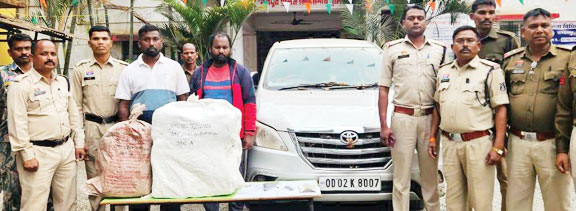 महंगे कार से शराब तस्करी,  3 आरोपी गिरफ्तार