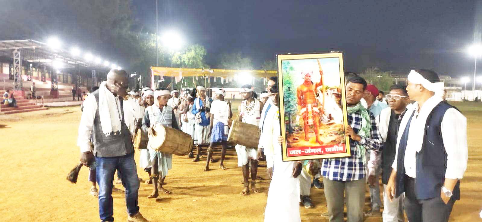 भूमकाल दिवस मनाया, सार्वजनिक अवकाश और एनएमडीसी में स्थानीय भर्ती की मांग