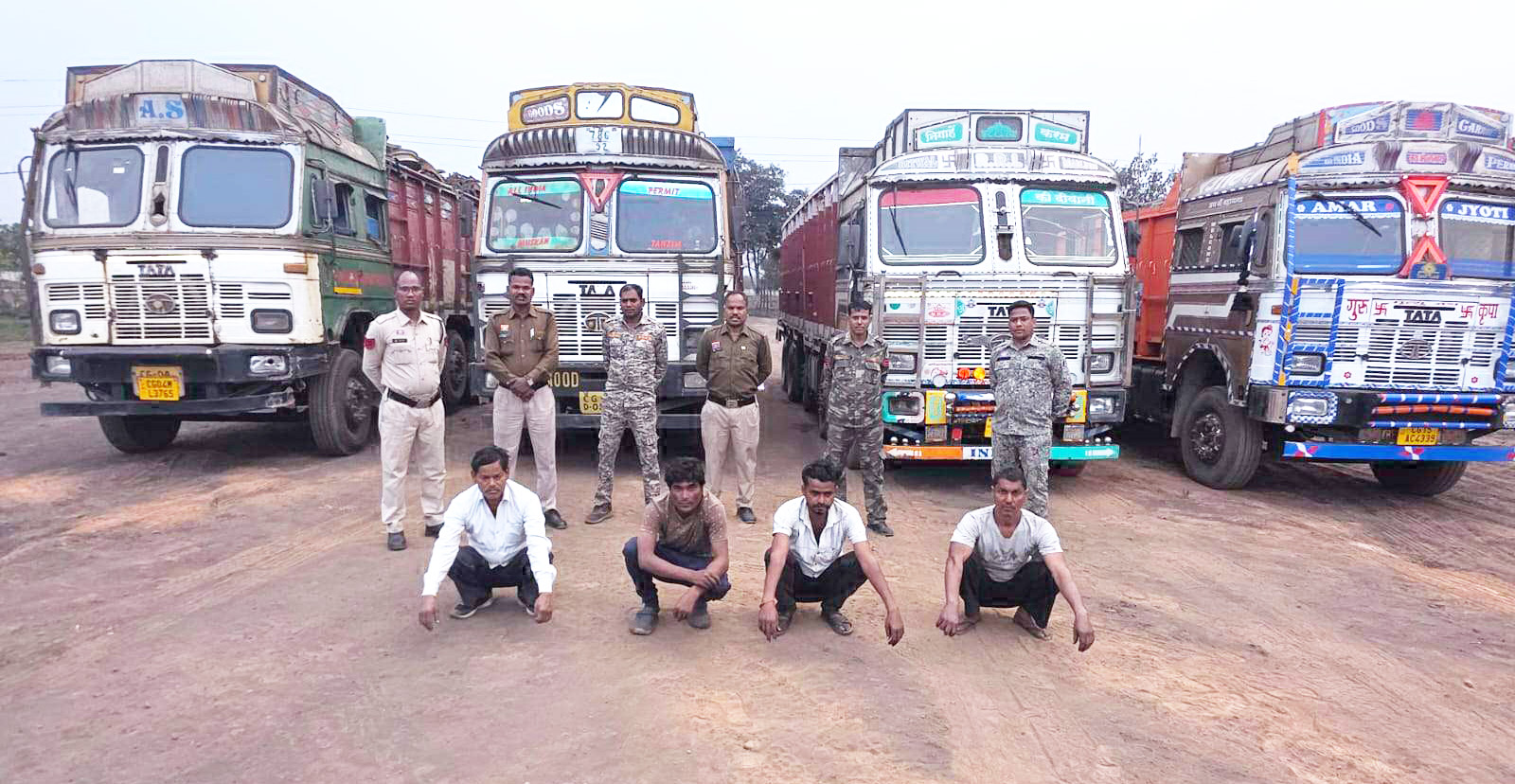 4 ट्रक समेत 82 लाख का 80 टन अवैध कबाड़ जब्त