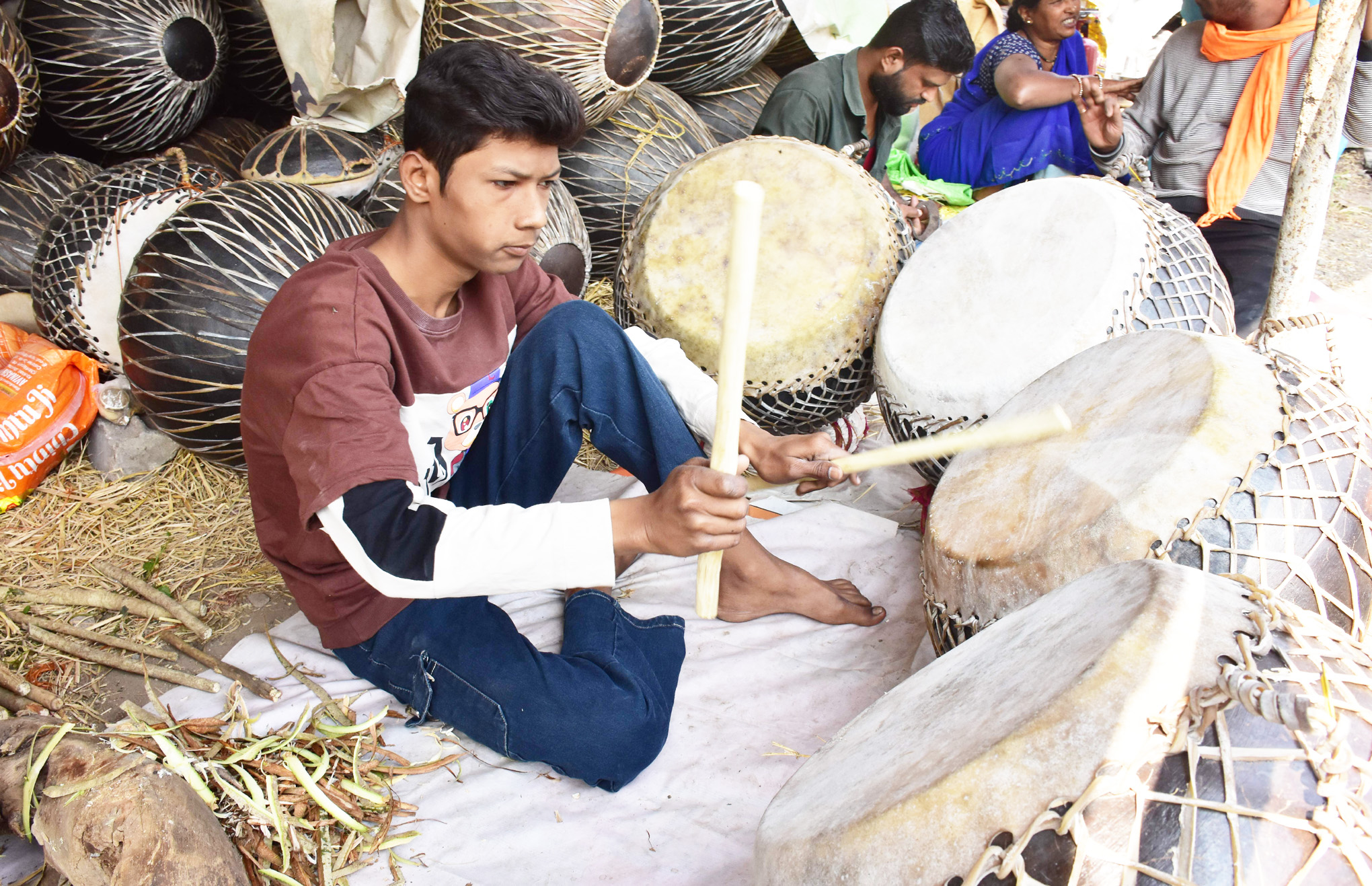 होली का रंग और नगाड़े की थाप 