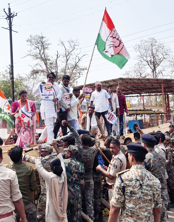 कांग्रेस ने किया भाजपा कार्यालय का घेराव