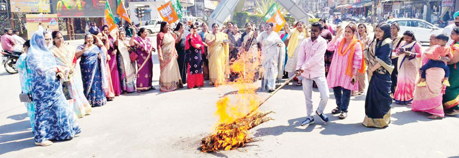 भारत मंडपम में युवा कांग्रेस के अमर्यादित प्रदर्शन के विरोध में घड़ी चौक पर उग्र प्रदर्शन