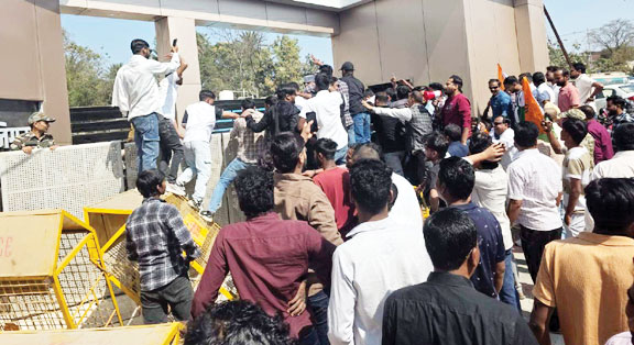 लगातार पीलिया के मरीज मिलने से गरमाई सियासत, दूषित पेयजल को लेकर कांग्रेस ने निगम घेरा