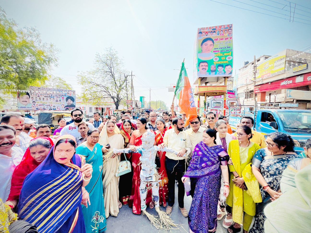 भाजपा महिला मोर्चा ने राहुल   का पुतला फूंका