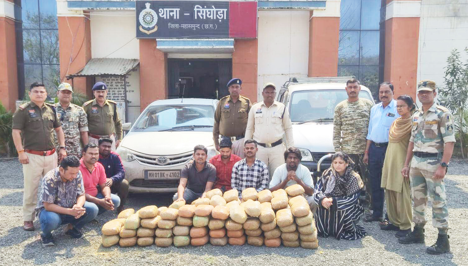 फिल्मी अंदाज में गांजे से भरी कार को सिग्नल देते आगे चल रही थी एक और गाड़ी, 8 गिरफ्तार,137 किलो गांजा बरामद