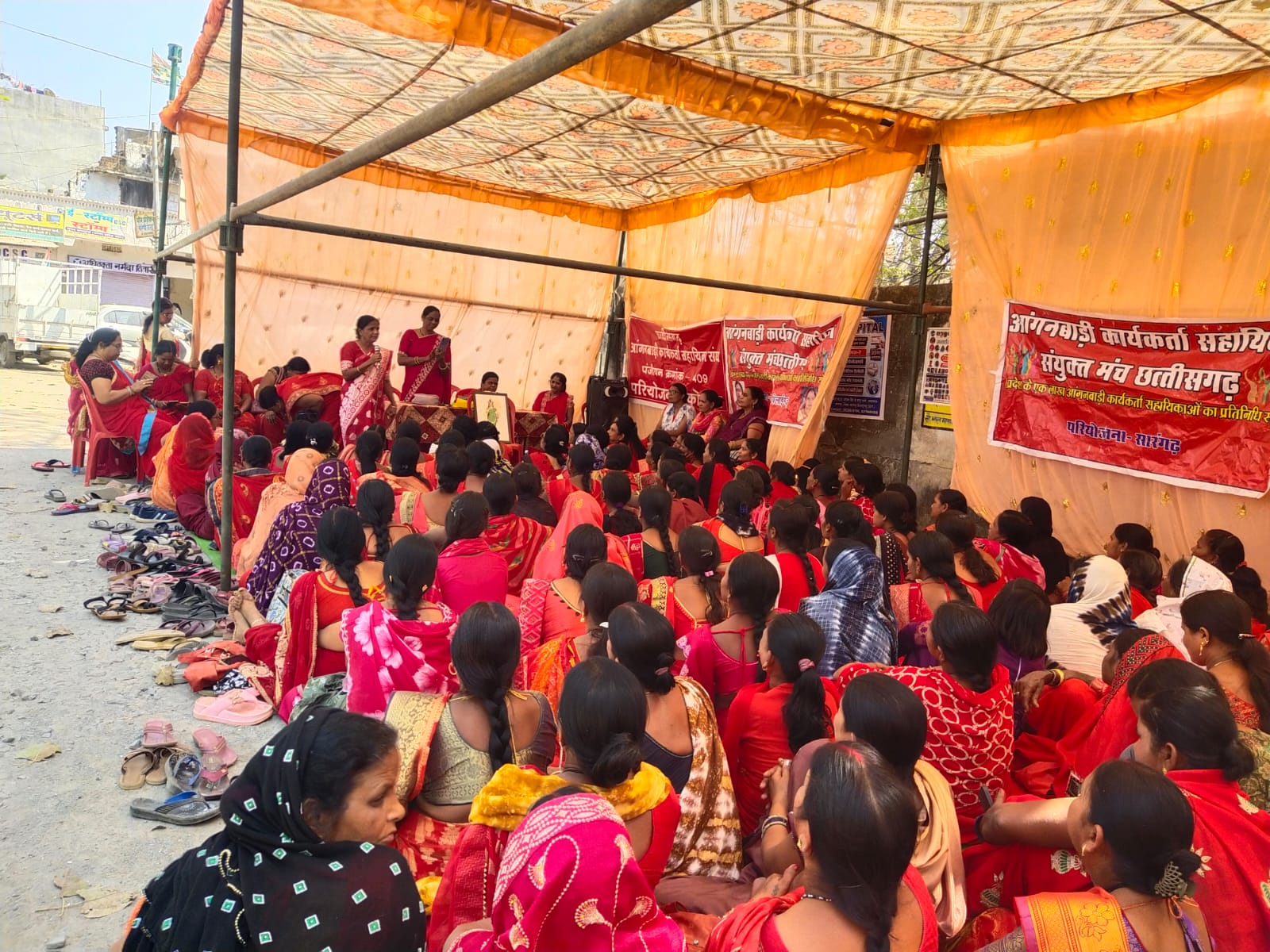 मांगों पर आंबा कार्यकर्ताओं एवं सहायिकाओं का धरना-प्रदर्शन