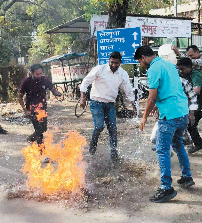युकां के राष्ट्रीय अध्यक्ष की गिरफ्तारी, पीएम का पुतला फूंका