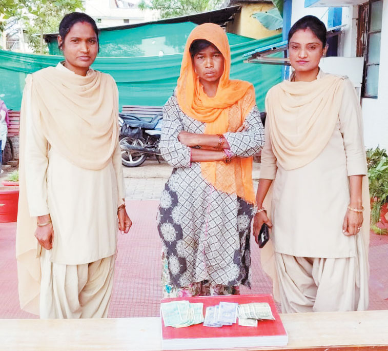 मजार से दानपेटी चोरी, महानदी किनारे तोडक़र निकाले रुपए, महिला और नाबालिग गिरफ्तार