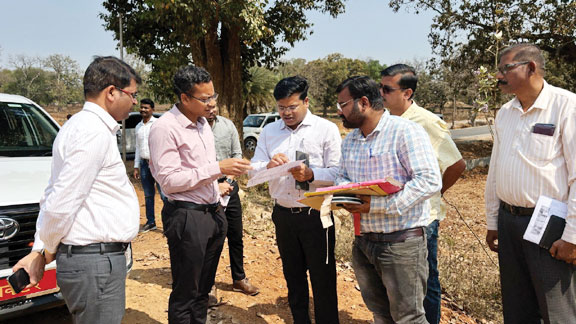 कलेक्टर ने मसेनार सडक़ निर्माण का लिया जायजा