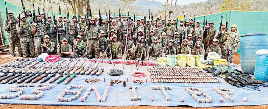 नक्सलियों के छिपाए हथियारों को आईटीबीपी के जवानों ने किया जब्त