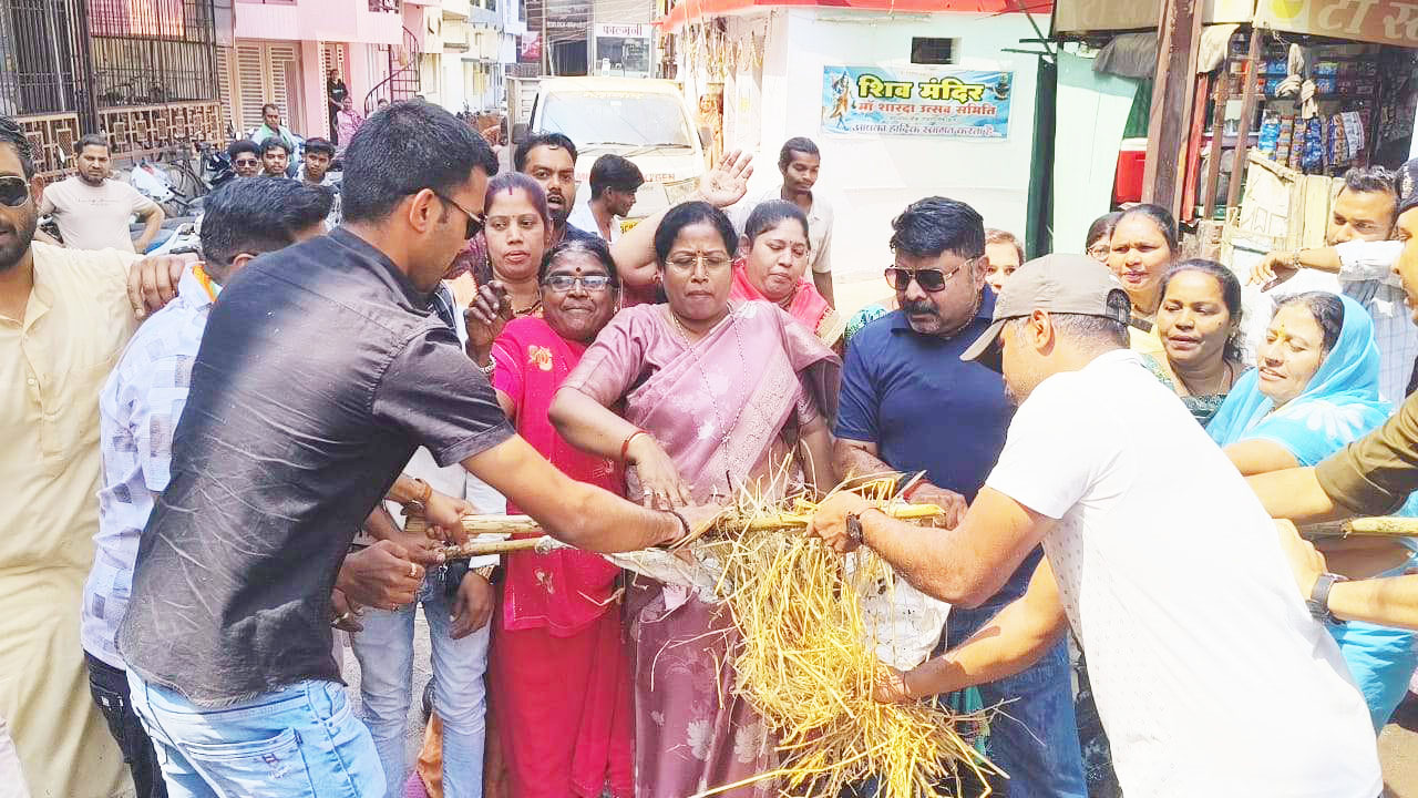 केंद्रीय मंत्री पुरी का नांदगांव महिला कांग्रेस ने फूंका पुतला