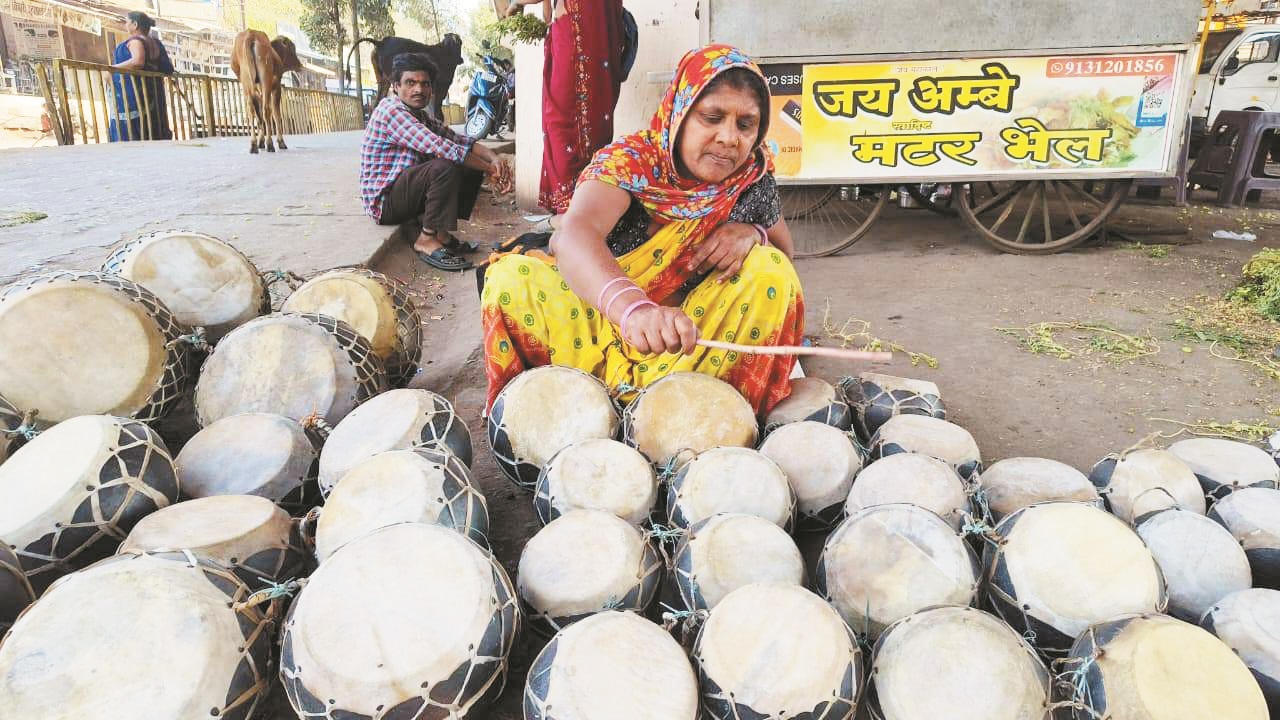 होली पर्व : रंगों का बाजार सजा, पिचकारी-मुखौटे की बिक्री शुरू