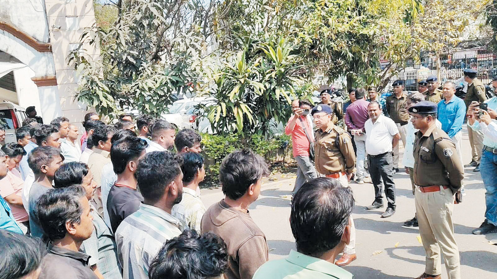 100 से अधिक निगरानी, गुण्डा और आदतन बदमाशों की परेड