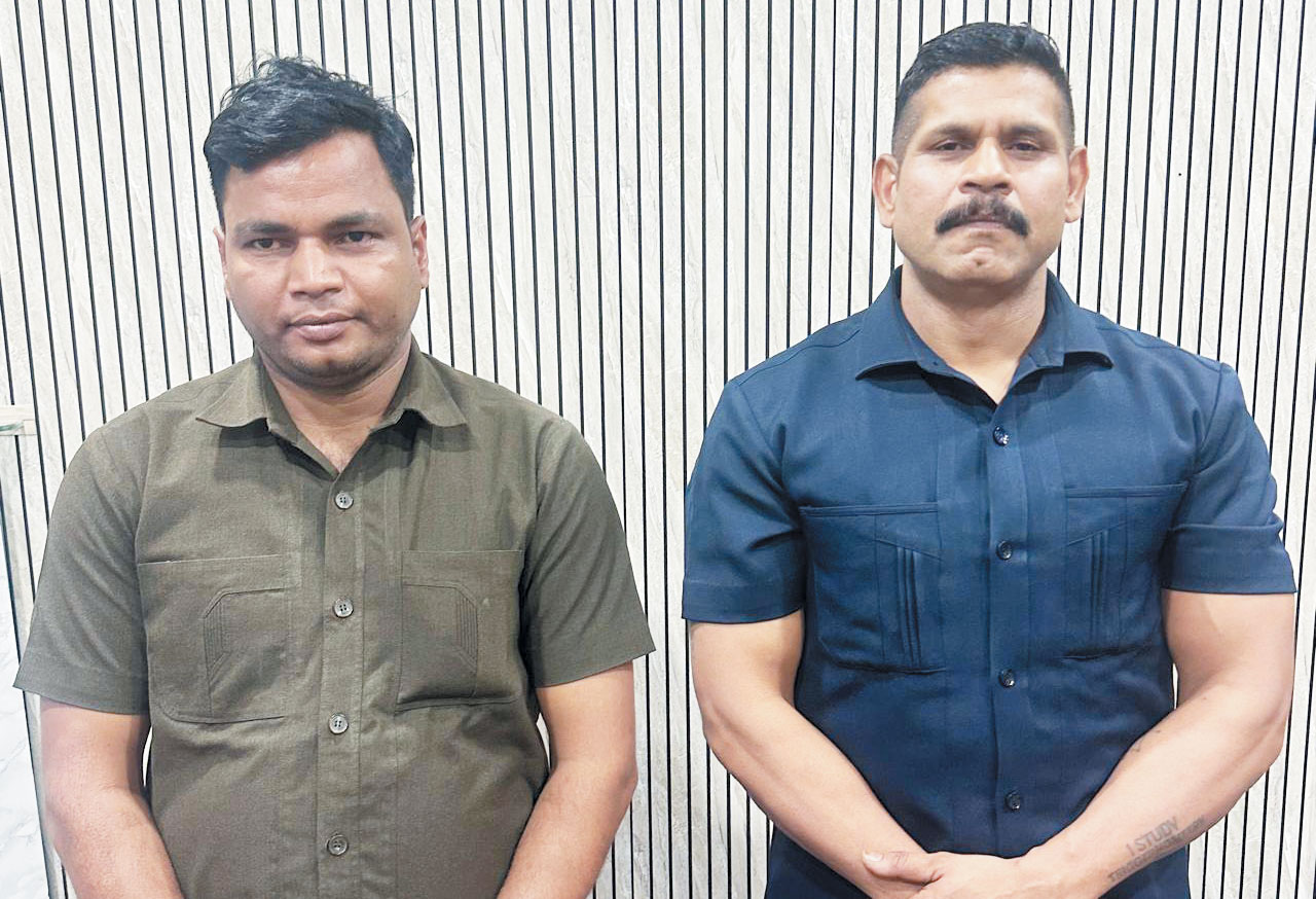 यूपी पुलिस बताकर महिला को धमकाया, रंजिश पर चाकू से हमला मारपीट भी