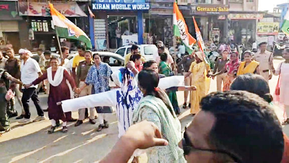 एपस्टीन विवाद: महिला कांग्रेस का प्रदर्शन, केंद्रीय मंत्री के इस्तीफे की मांग, फूंका पुतला