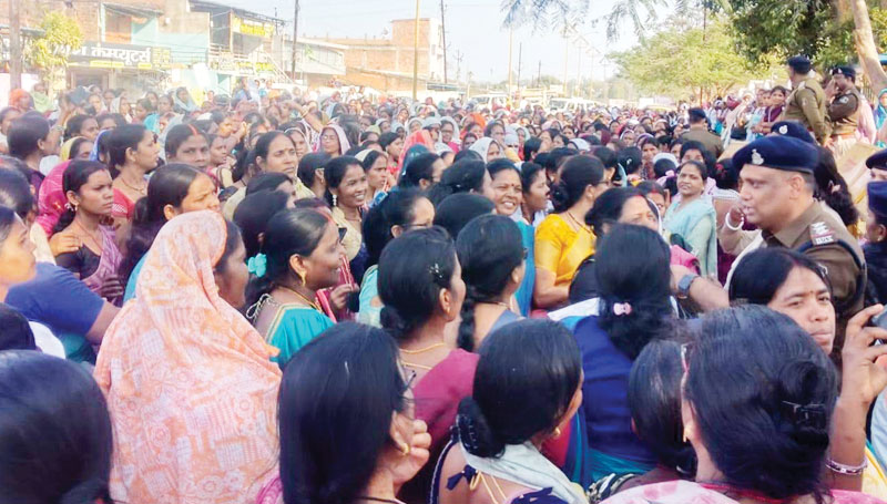 आंगनबाड़ी कार्यकर्ता-सहायिका संघ ने निकाली रैली, सौंपा मांगपत्र